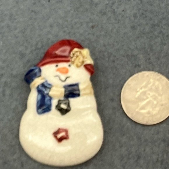 Christmas Pin Brooch Snowman Ceramic White Crazed Red Hat Star Blue Scarf Gold - Picture 6 of 6